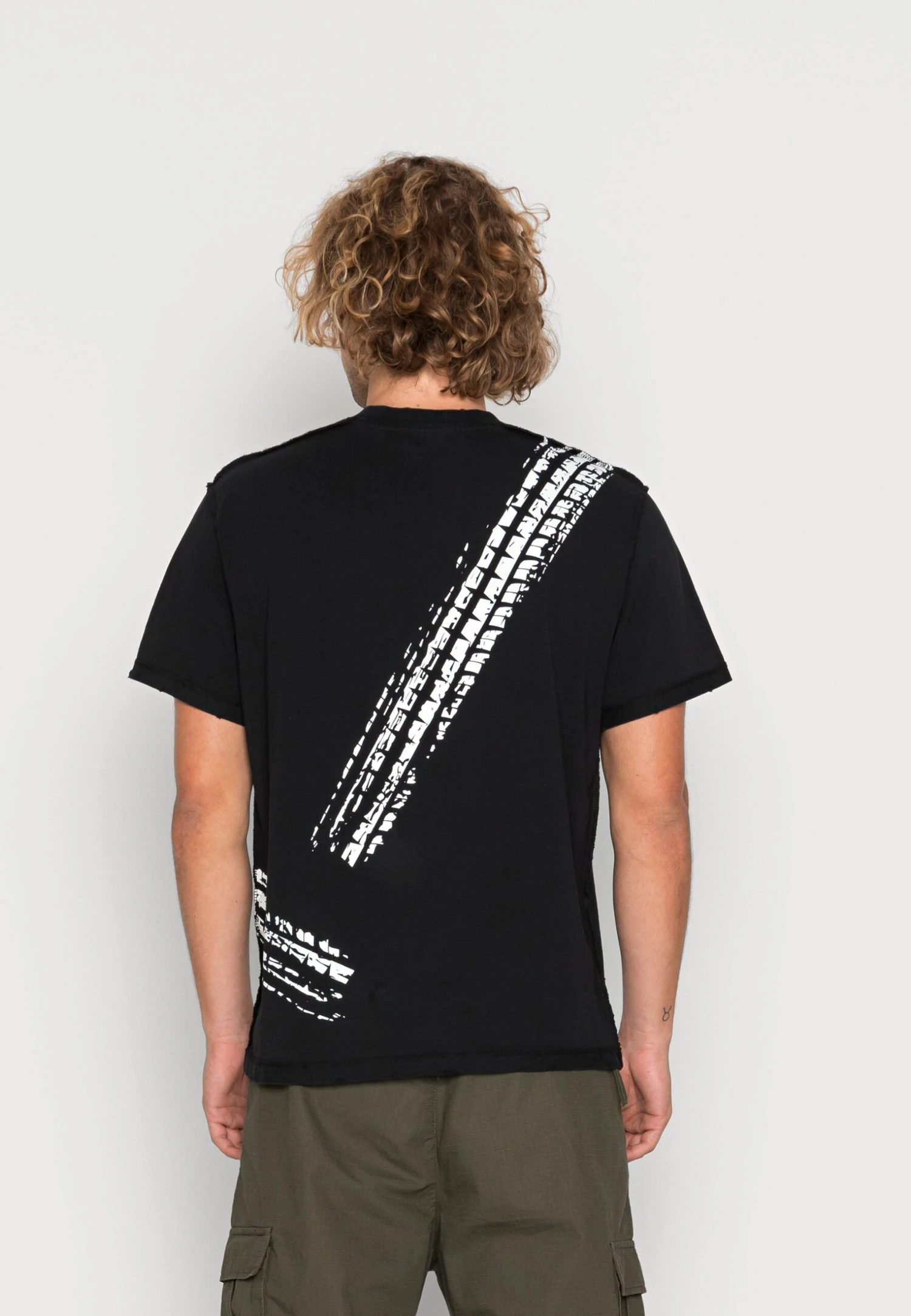 Jaded London Tyre Print - Print T-Shirt - Black 5 Jaded London Tyre Print - Print T-Shirt - Black - Image 3