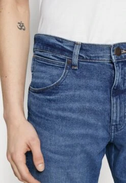 Wrangler River - Straight Leg Jeans - Smoke Sea -Stock X d09a7b5f720648d9ac9c1e9ffdf7a435