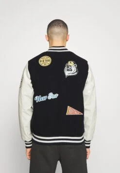 NEW ERA Heritage Varsity - Club Wear - Dark Blue -Stock X d346ca6b46c74497b864a2e64e8ed50a