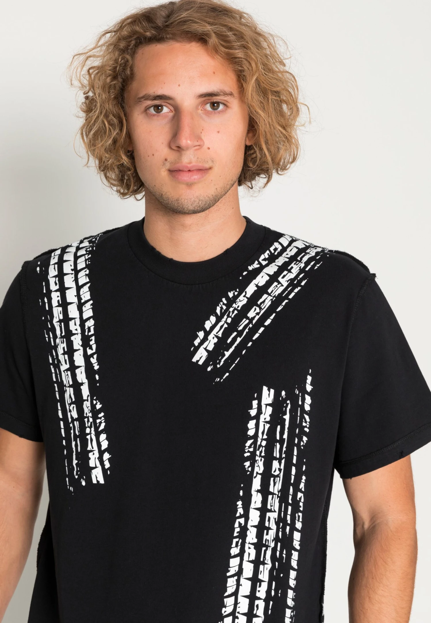 Jaded London Tyre Print - Print T-Shirt - Black 7 Jaded London Tyre Print - Print T-Shirt - Black - Image 5