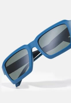 Calvin Klein Jeans Unisex - Sunglasses - Blue -Stock X dc39eb55e5d145eba36513bab690ea09