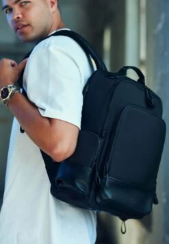 Rucksack - Schwarz -Stock X e04c891d26ea48a8bcb1639d09ed2e66