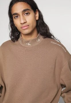 Calvin Klein Jeans Logo Mock Neck - Sweatshirt - Warm Toffee 13 Calvin Klein Jeans Logo Mock Neck - Sweatshirt - Warm Toffee -Stock X e21383e5aed34e39b1751905e76de65c