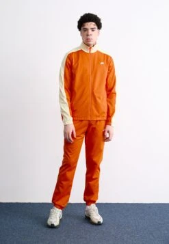 Nike Sportswear CLUB - Tracksuit - Safety Orange/light Khaki