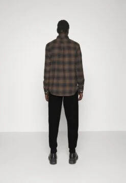 Les Deux Carson Sweatpants - Tracksuit Bottoms - Black -Stock X e73183b05f6a4022ba73bfcaa15a5b81