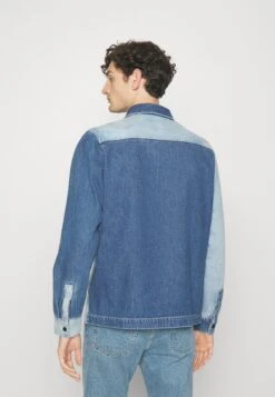 Les Deux Layton Contrast Hybrid Shirt - Shirt - Medium/Antique Blue Wash -Stock X e9921e6e50e946be92a2f08acfffa50a