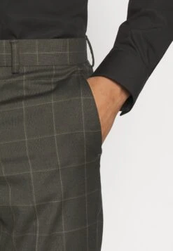 The Fashion Suit Notch - Suit - Green 20 The Fashion Suit Notch - Suit - Green -Stock X ea04c35380434e7d9454f6adcd092e72