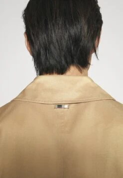 Bruuns Bazaar Autre Matti Trenchcoat - Trenchcoat - Dune -Stock X eba144c0948943acbd5ad2ba3aa49288