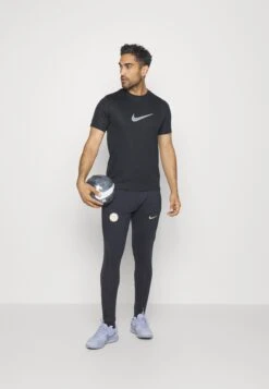 Nike Performance Chelsea London Strike Pant - Club Wear - Pitch Blue/Club Gold -Stock X f079169320774e4d8205fbce625202b1