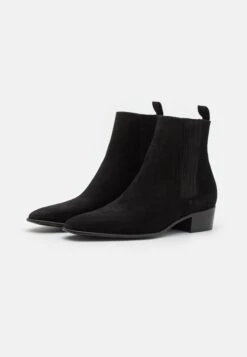 THE KOOPLES Chaussures - Classic Ankle Boots - Black 9 THE KOOPLES Chaussures - Classic Ankle Boots - Black -Stock X f31b3140ec6d45dc9f016066ca1b8b08