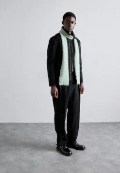 Holzweiler FLUFFY SCARF UNISEX - Scarf - Green -Stock X f3776a47afce4b049aa4454ac99f8e65