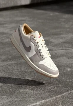 AIR JORDAN 1 - Trainers - Summit White/varsity Red -Stock X f45f91a8291b47bf90dd1cae2a547315