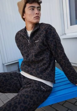 Cleptomanicx Leo Love - Tracksuit Bottoms - Molé -Stock X f4fecd7ac08c47168da697e808ff5b25