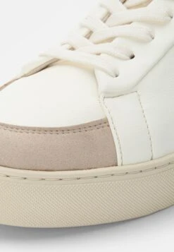 Flamingos Life Classic 70S Unisex - Trainers - Whit/ Navy/Red/Grey -Stock X f7596f5917764b199910cecefc73f331