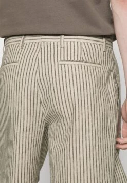 Pleat Shorts - Shorts - Ecru -Stock X f82ffc73df9543e292bb5a4d296346fb