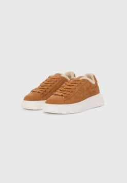Guess ELBAN - Trainers - Cognac -Stock X f8a208ef9a7b4f74af897ee3d876a5a0