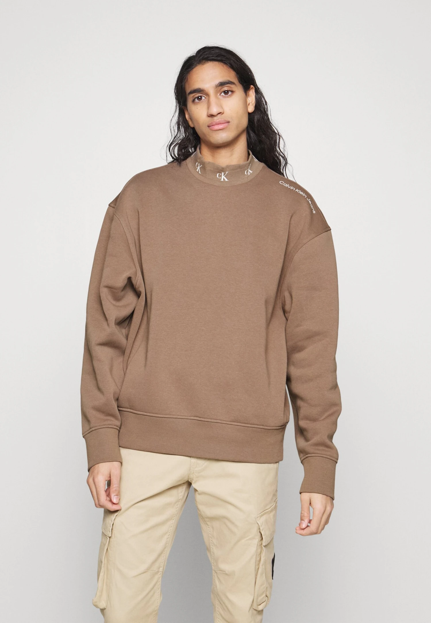 Calvin Klein Jeans Logo Mock Neck - Sweatshirt - Warm Toffee 3 Calvin Klein Jeans Logo Mock Neck - Sweatshirt - Warm Toffee