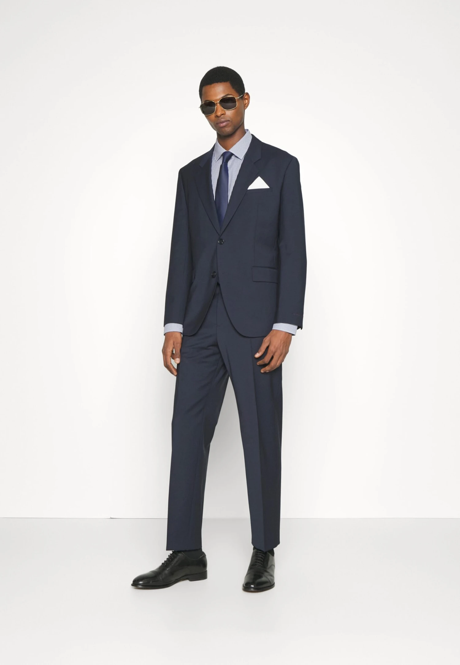 Hugo Teagan - Suit - Dark Blue Five 4 Hugo Teagan - Suit - Dark Blue Five - Image 2