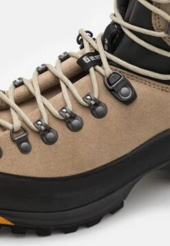 Hanwag OMEGA GORE TEX - Mountain Shoes - Light Brown -Stock X ff713a7cf5434a548f1881e90649b000