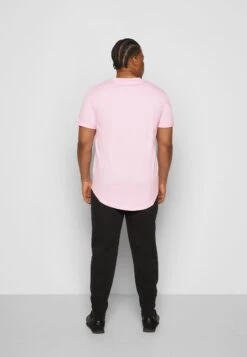 Calvin Klein Jeans Badge Turn Up Sleeve - Print T-Shirt - Bella -Stock X ffaedf8ddba448d783210ed988b8c63b